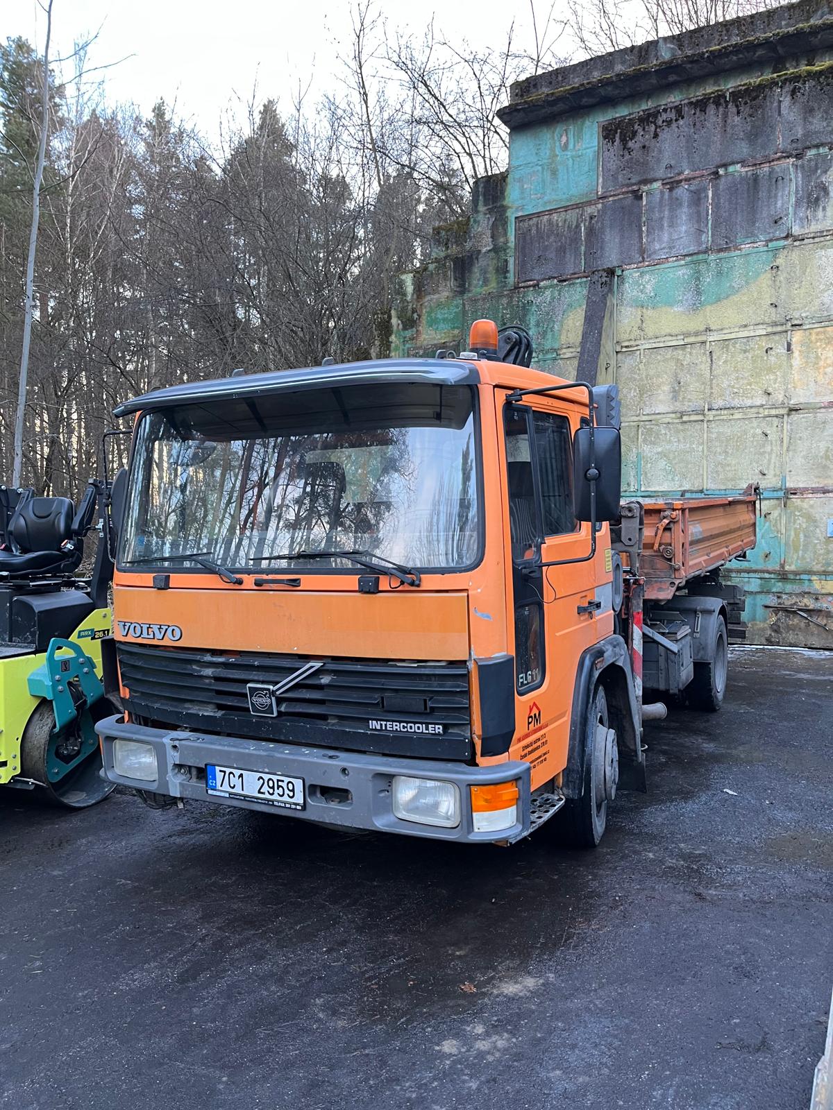 Nákladní vozidlo Volvo FL v barvě firmy