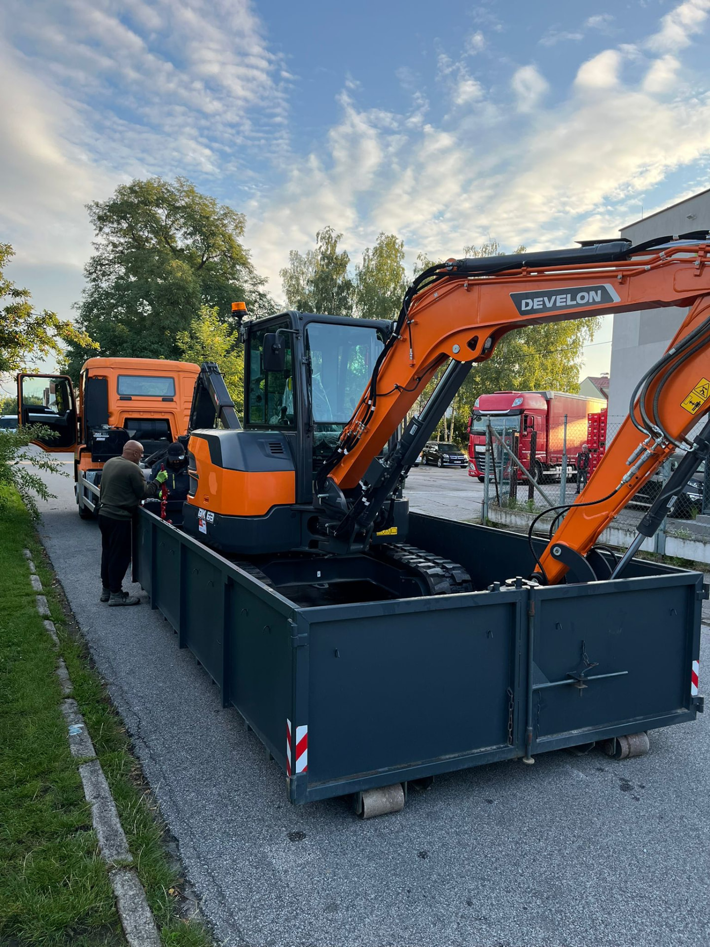 Bagr Develon DX 63 v kontejneru na přestavbu