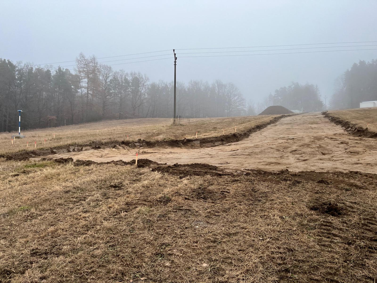 Zemní práce a vytyčená trasa komunikace