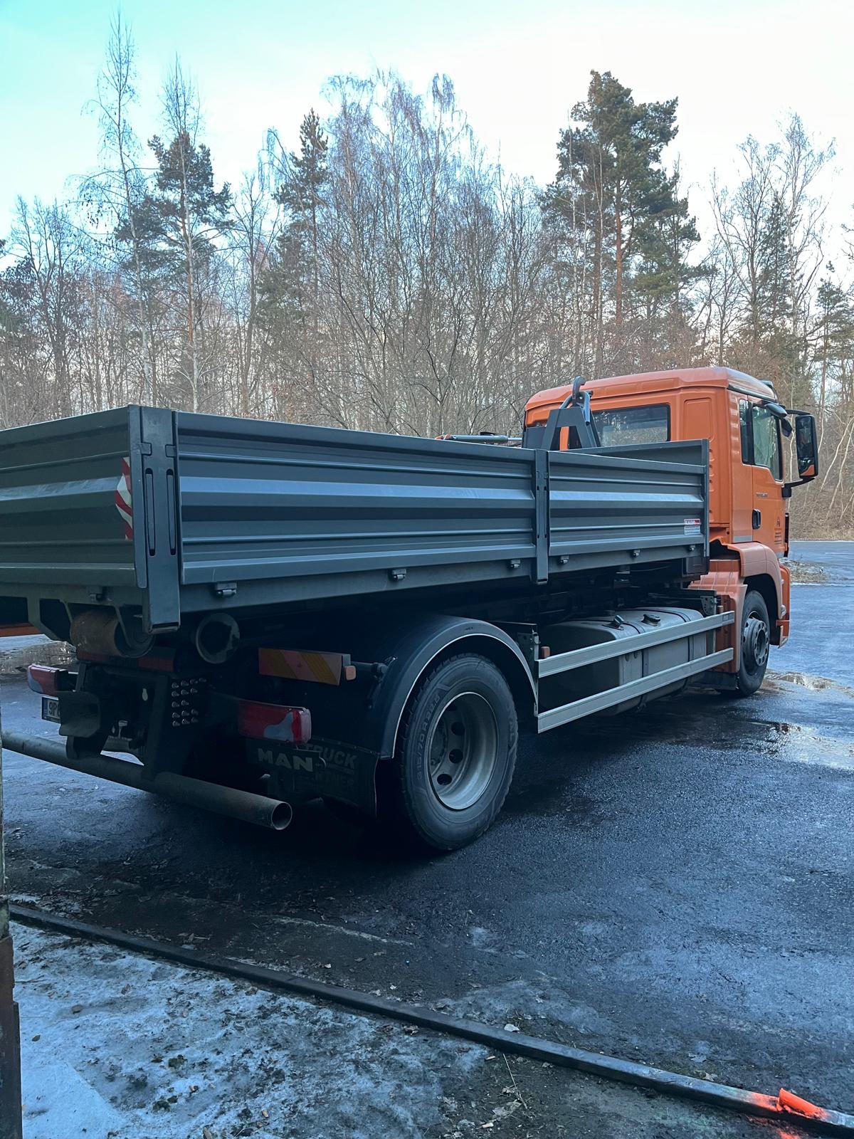 MAN s valníkem a hydraulickou rukou
