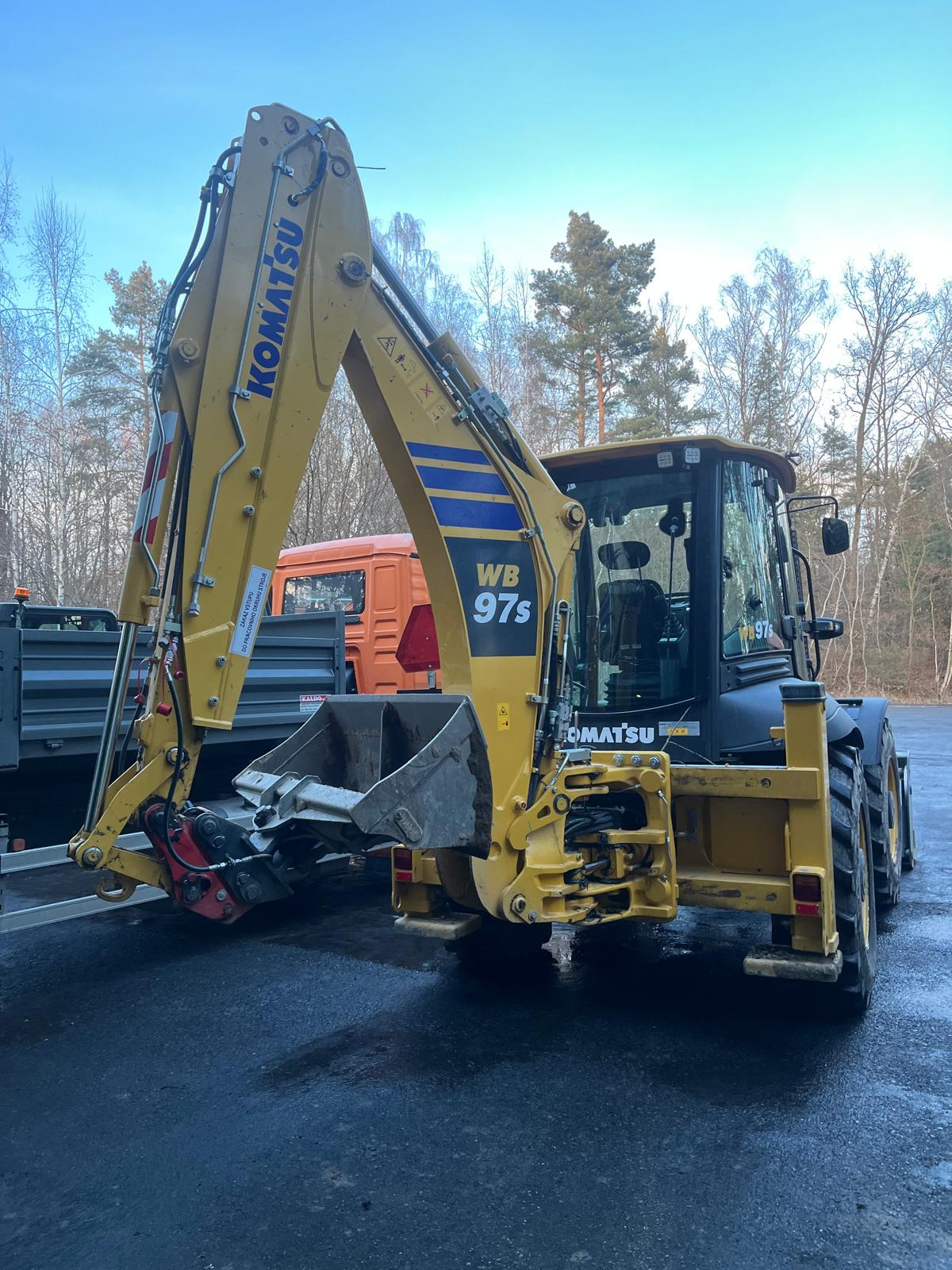 Traktorbagr Komatsu WB 97 S-8 z boku