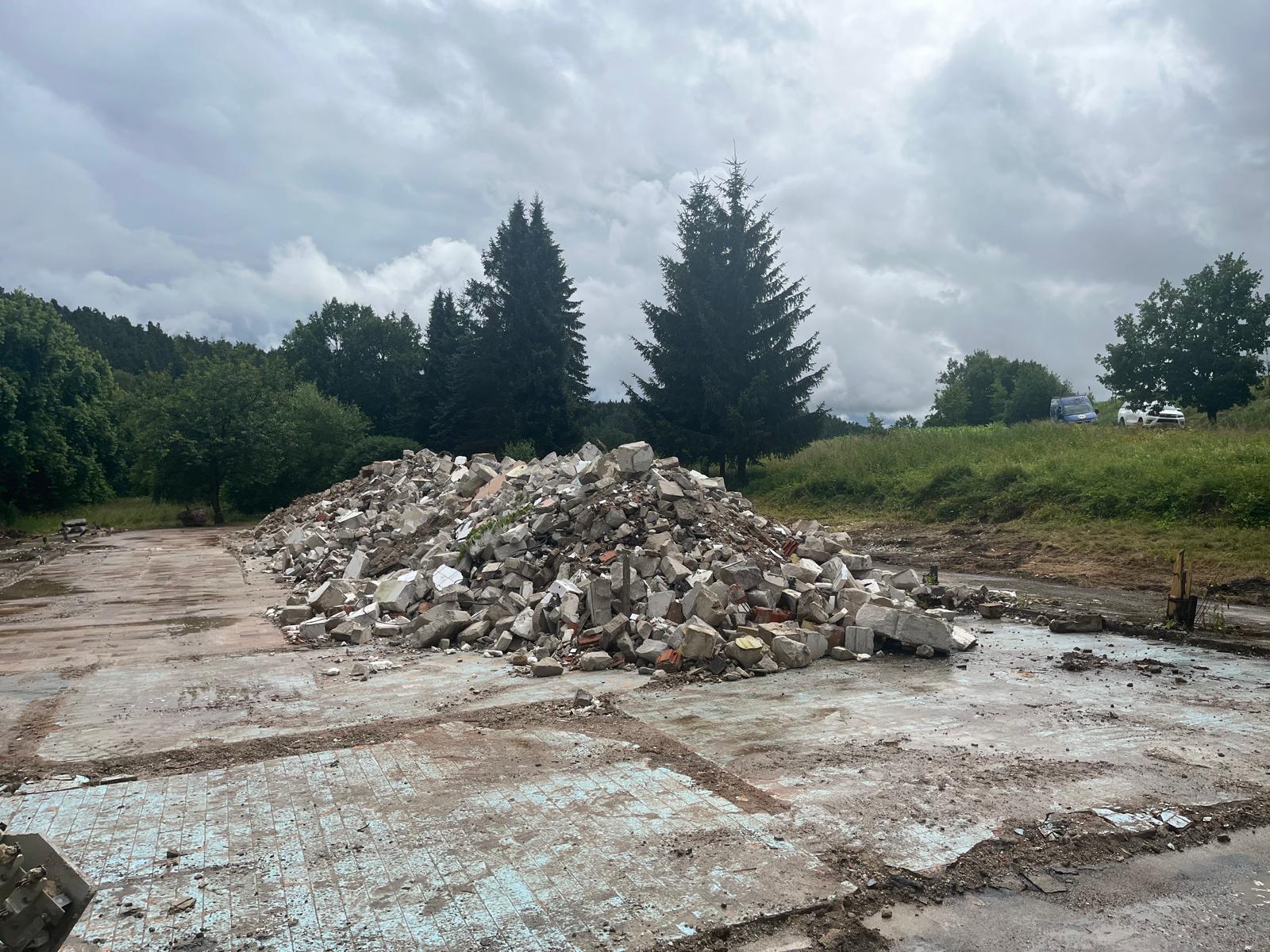 Hromada stavební sutě na ploše areálu
