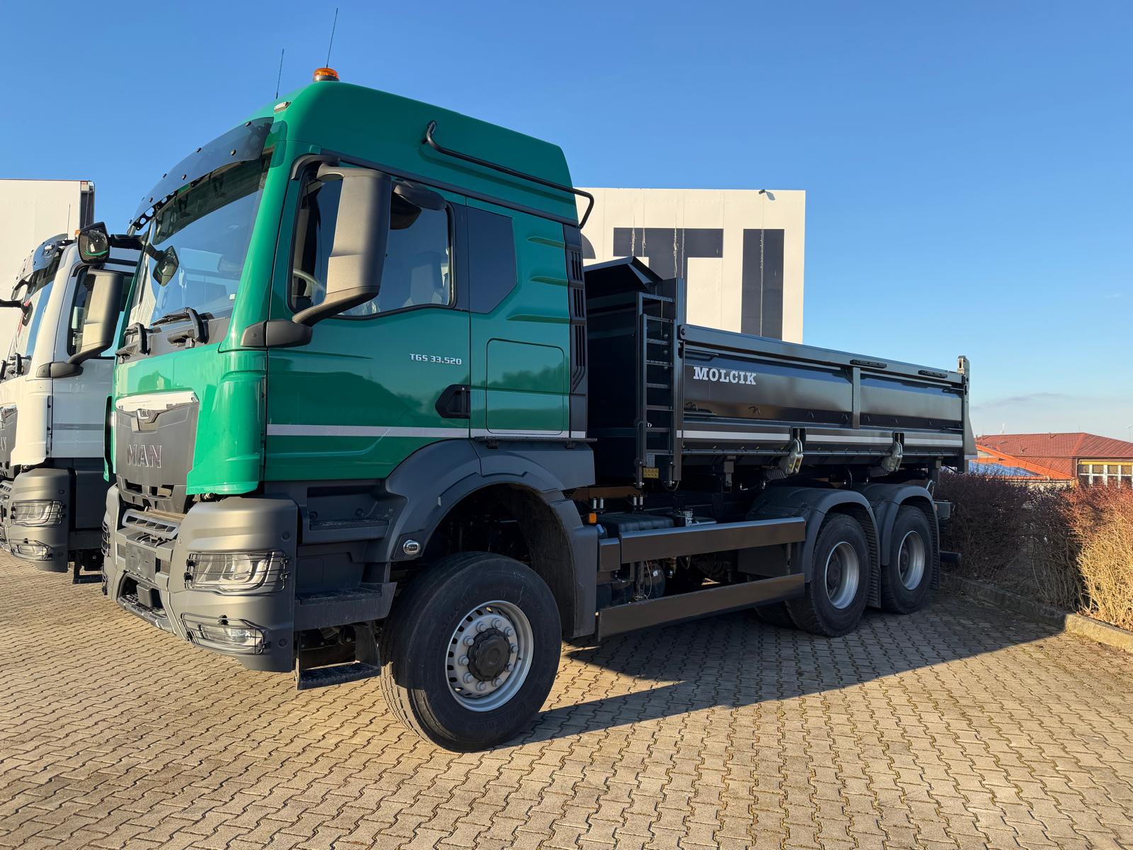 MAN TGS 33.520 sklápěč 6×6 v barvě firmy