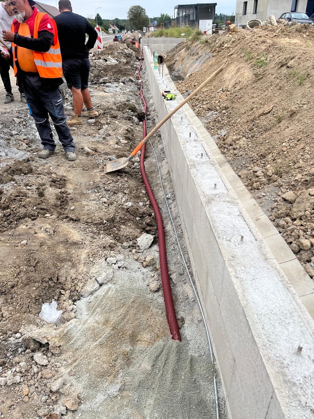 Zídka z betonových tvárnic u komunikace