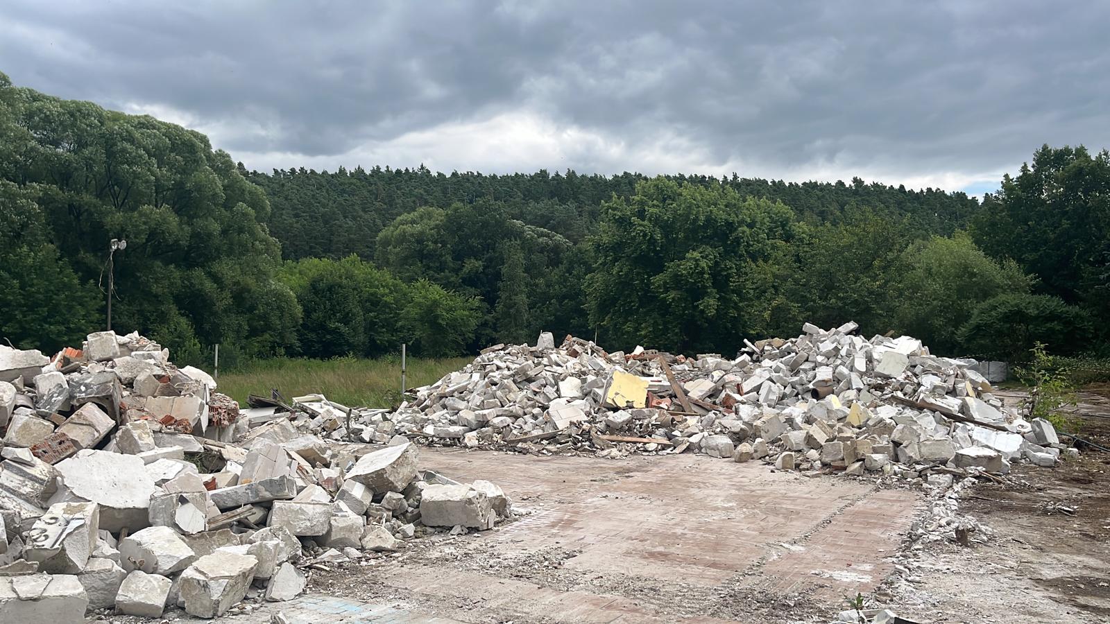 Vysypaná stavební suť po demolici