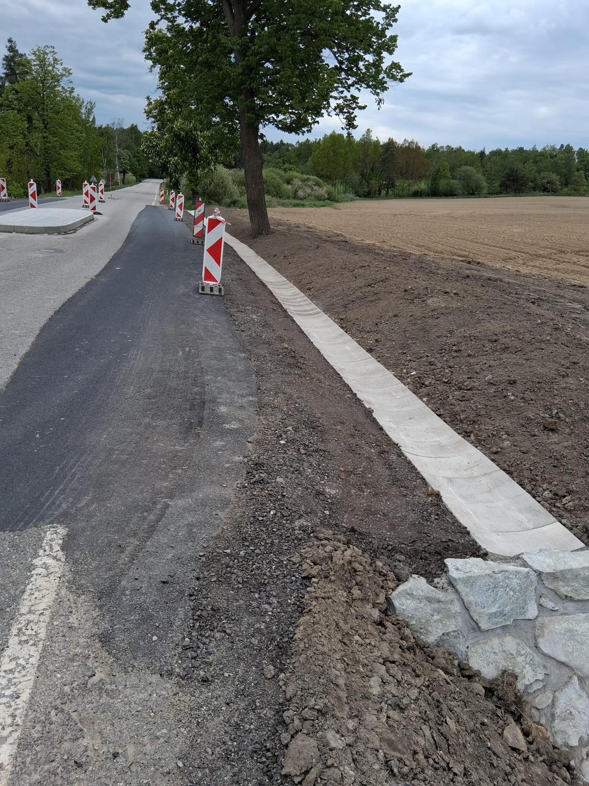 Nový chodník podél silnice II/603