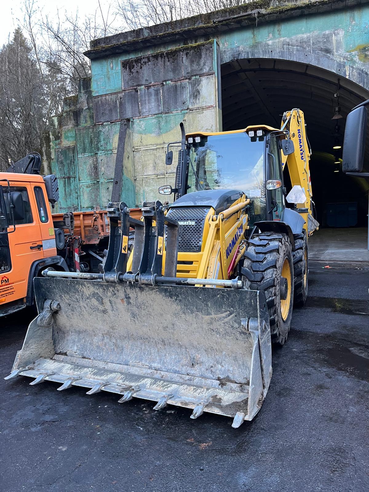 Traktorbagr Komatsu WB 97 s čelním nakladačem
