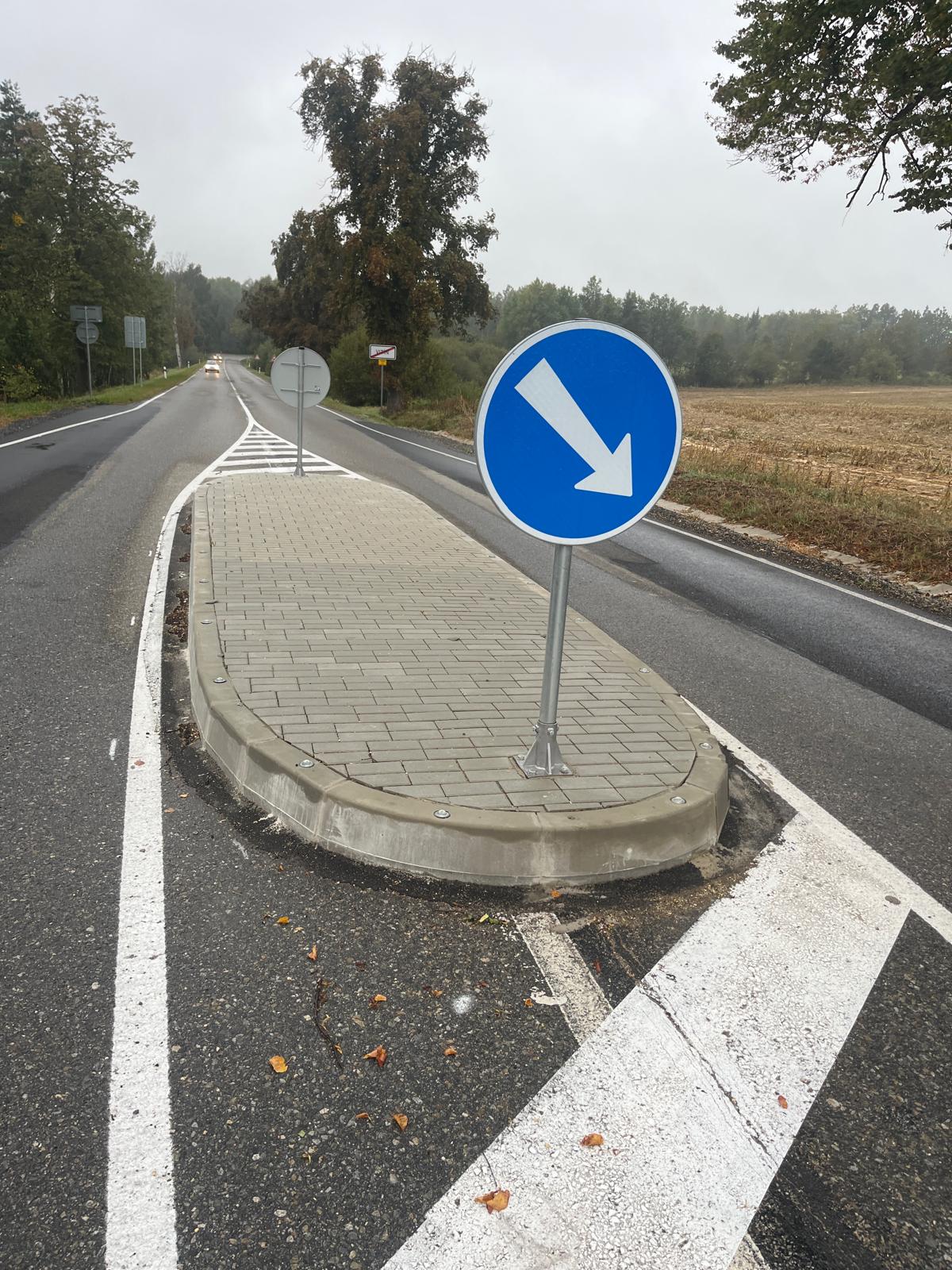 Vjezdový ostrůvek – Vitín – fotografie