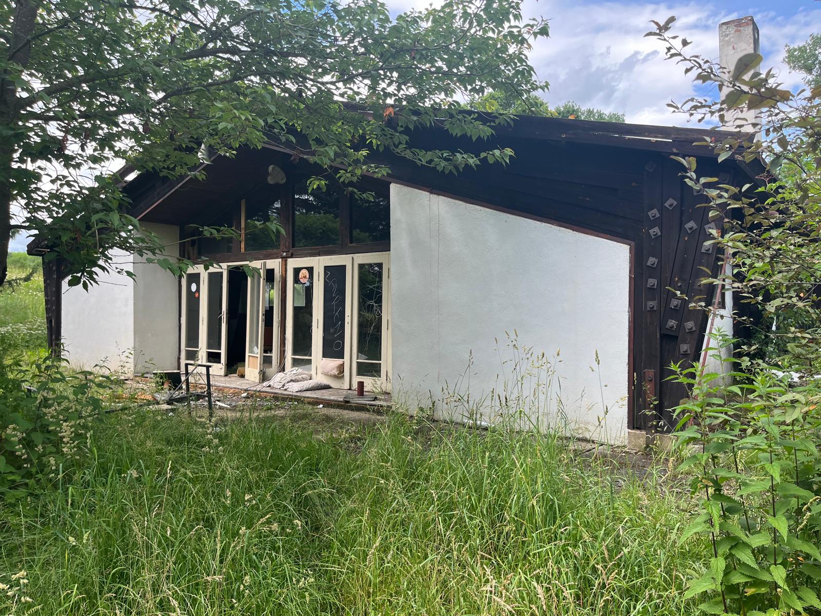 Dřevěný objekt před demolicí
